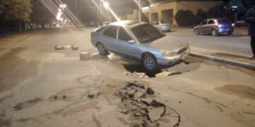 Automovilista se incrustó en el asfalto