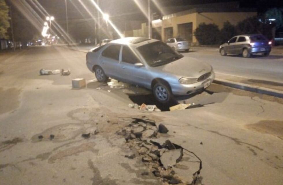 Automovilista se incrustó en el asfalto