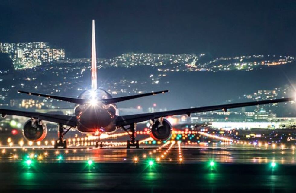 El Gobierno analiza cobrar impuestos en compras y pasajes al exterior