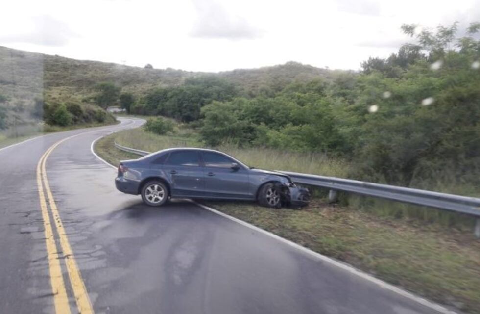 Un Audi se despistó en el camino de las Altas Cumbres