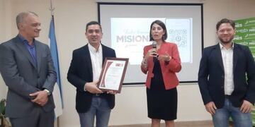 El ministro José María Arrúa, junto al vicegobernador Carlos Arce y otros funcionarios\u002E