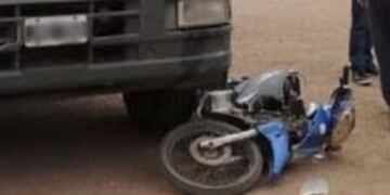 En el choque se vieron involucrados un camión y un moto con dos ocupantes\u002E (Policiales San Nicolás)