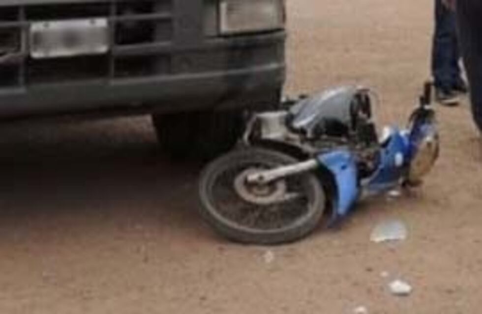 Un motociclista de 18 años murió tras chocar con un auto que giró en 'U'