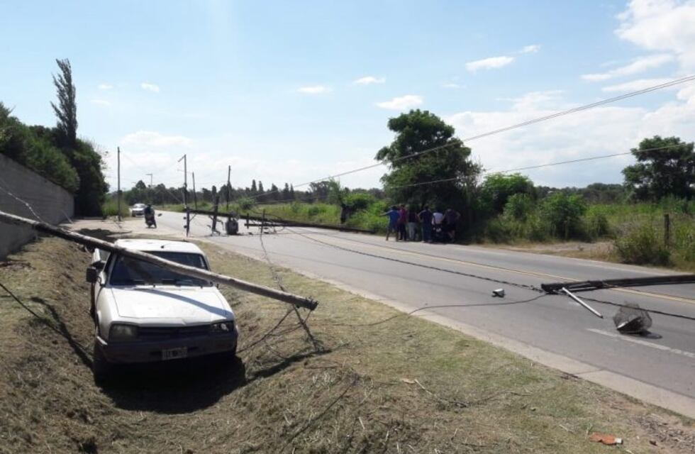 Milagro: le cayó un poste de luz con un transformador sobre su auto y sólo resultó con heridas leves