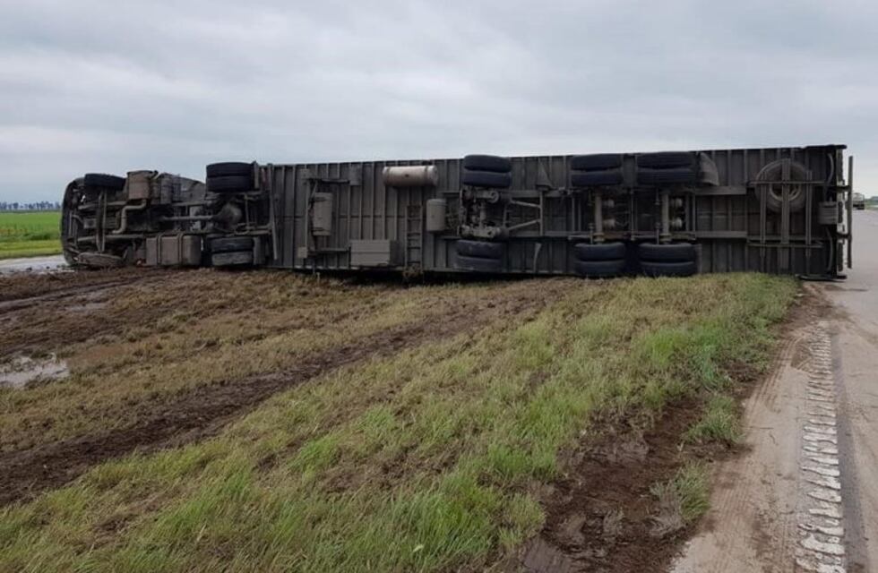 Marcos Juárez: tumbó un camión en la autopista