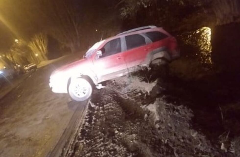 Por la calzada helada, su auto casi termina en el Arroyo Esquel