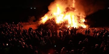 La tradicional fogata de San Pedro y San Pablo convoca a familias enteras cada año\u002E (Archivo)