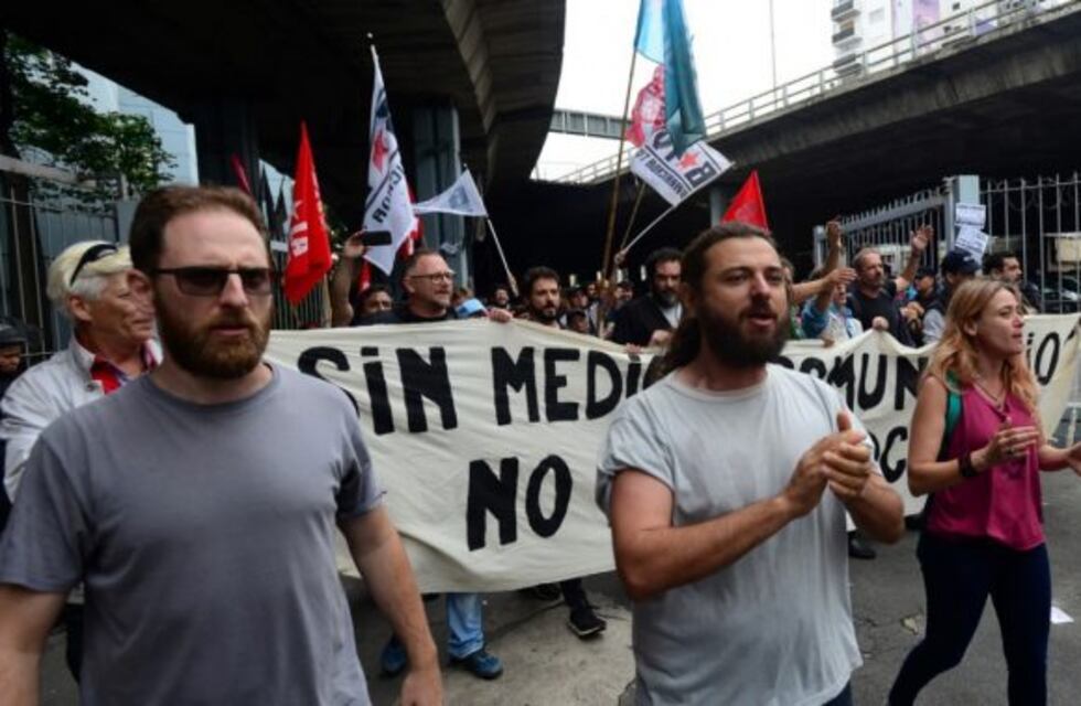Encabezados por Grabois, militantes entraron a la fuerza a Canal 13
