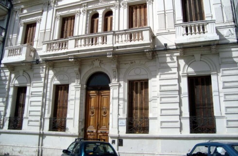 Un ladrón armado amenazó e intentó asaltar a alumnas de un colegio céntrico