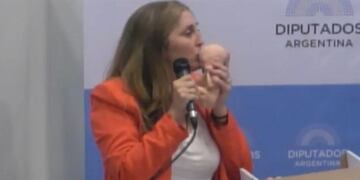 Despenalización del aborto: besó un feto de plástico y habló de \