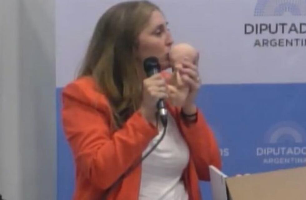 Despenalización del aborto: besó un feto de plástico y habló de "desaparecidos"