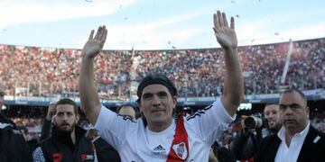partido despedida del futbol profesional del idolo del equipo river plate ariel ortega\r\nDespedida de Ariel El Burrito Ortega en el estadio Monumental\r\nDYN704, BUENOS AIRES 13/07/2013, DESPEDIDA DEL BURRITO ORTEGA EN EL MONUMENTAL\u002E FOTO\u002EDYN/PABLO MOLINA  buenos aires ariel burrito ortega partido despedida del futbolista de river plate futbol homenaje al idolo del equipo