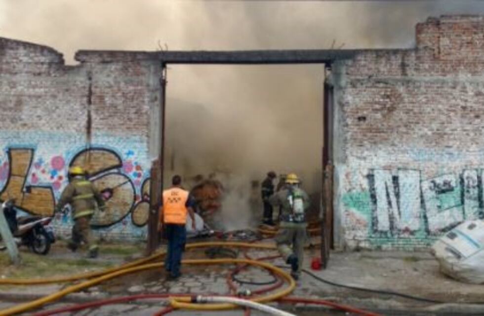 Incendio en un depósito de cartones en Villa Ballester