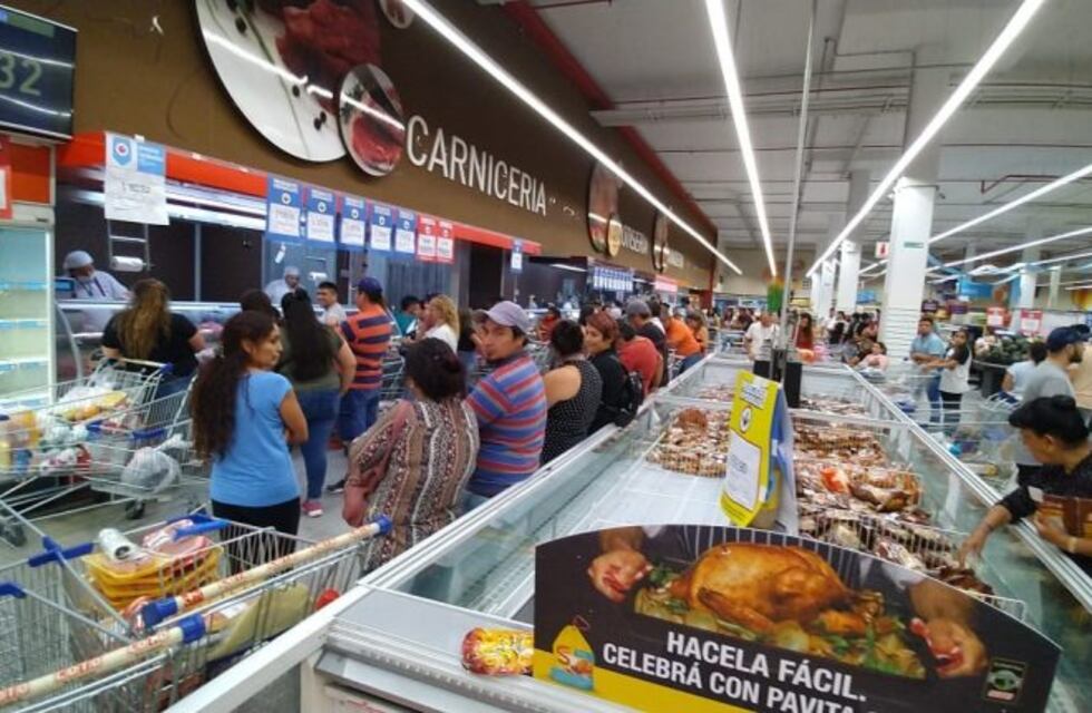 Supermercados: largas colas y pocas medidas de prevención