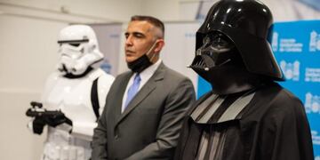 Julio Nieva, escoltado por Darth Vader, y un reconocimiento por sus continuos gestos solidarios\u002E