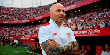 Sevilla's Argentinian coach Jorge Sampaoli looks on before his last game as a coach before the Spanish league football match Sevilla FC vs CA Osasuna at the Ramon Sanchez Pizjuan stadium in Sevilla on May 20, 2017. / AFP PHOTO / CRISTINA QUICLER espau00f1a Jorge Sampaoli campeonato torneo liga espau00f1ola espau00f1ol futbol futbolistas partido sevilla CA Osasuna