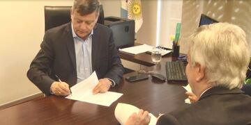Peppo firmó el acuerdo para poner en vigencia la ley modificada de ART\u002E