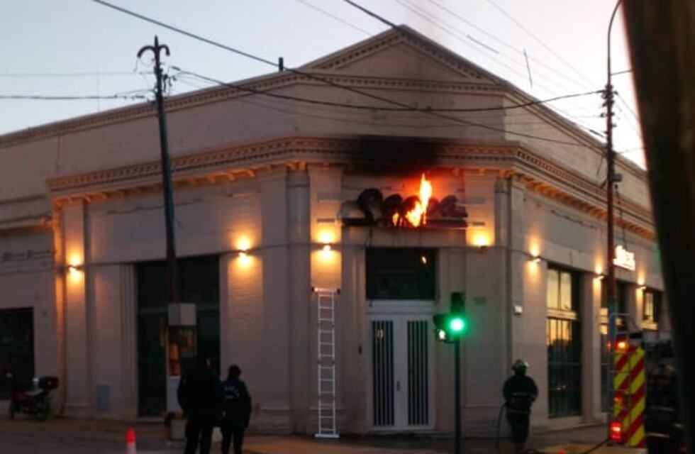 Se incendió un cartel en pleno centro de la ciudad y fue controlado por bomberos