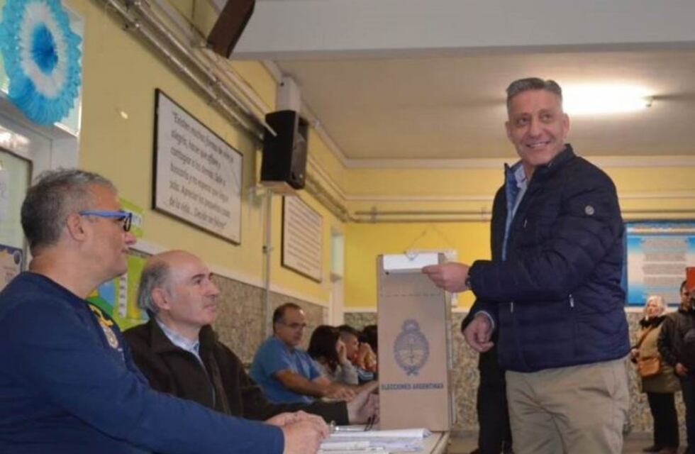 Arcioni votó en Comodoro y aseguró que los comicios se desarrollan con total normalidad