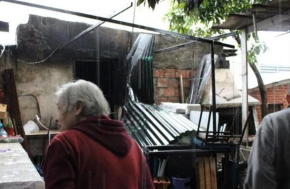 Incendio en una vivienda del centro de Posadas se incendió por la caída de un rayo