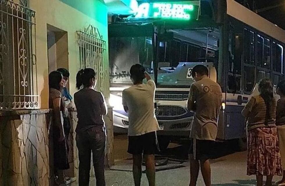 Colectivo de Saeta se incrustó en una casa