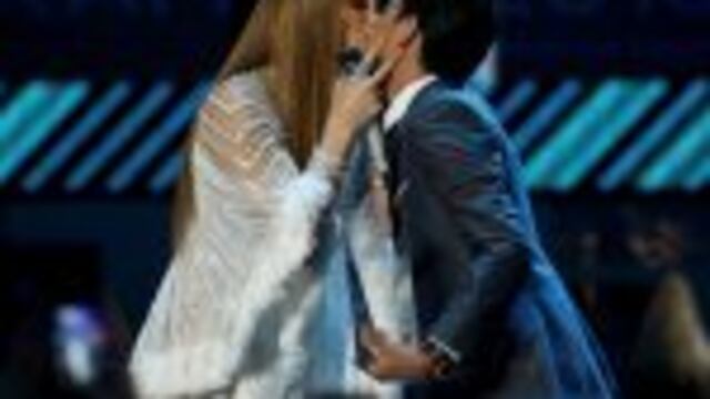 Jennifer Lopez kisses Marc Anthony after she presented him with award honoring him as Latin Recording Academy person of the year at the 17th Annual Latin Grammy Awards in Las Vegas, Nevada, U.S., November 17, 2016. REUTERS/Mario Anzuoni TPX IMAGES OF THE DAY