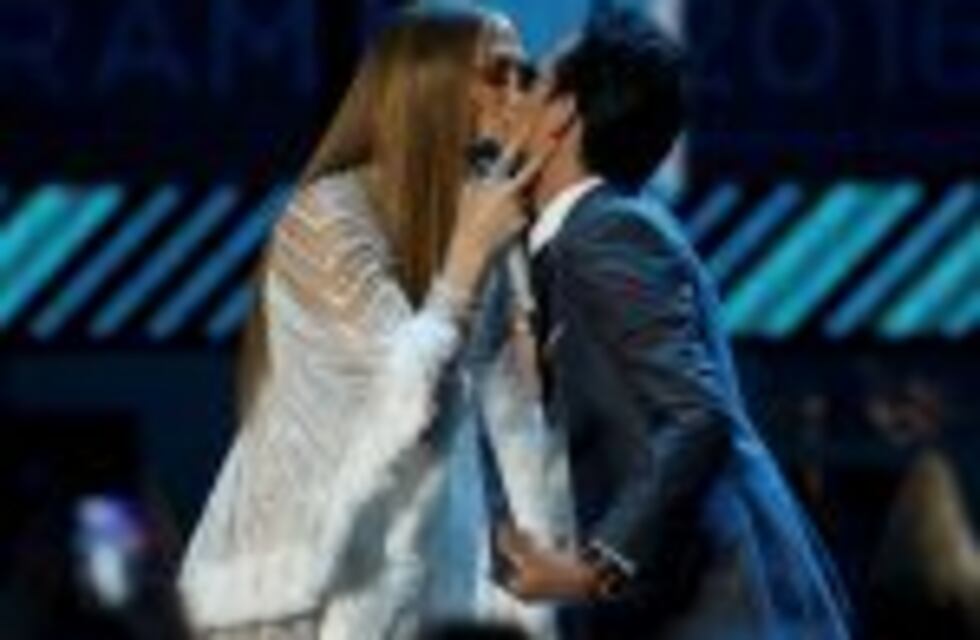 Jennifer López y Marc Anthony sorprendieron cantando un tema de Pimpinela en los Grammy Latinos