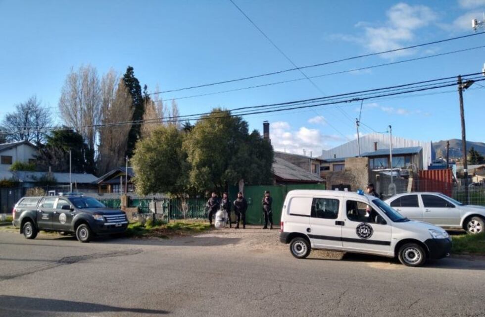 Allanamientos en Bariloche por amenazas de bomba en colegios