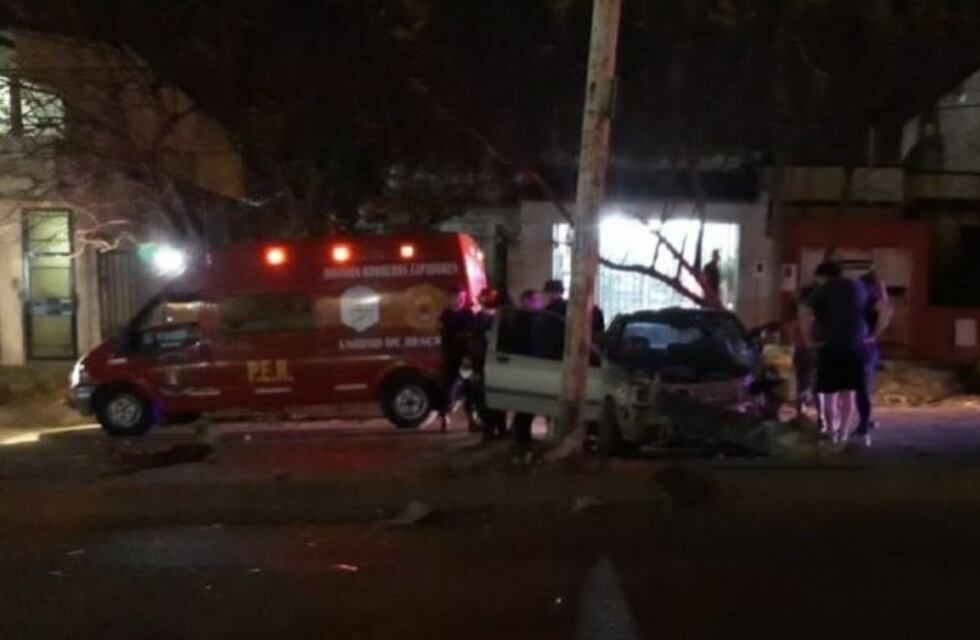 Delincuentes chocaron contra una columna tras robarle a una mujer