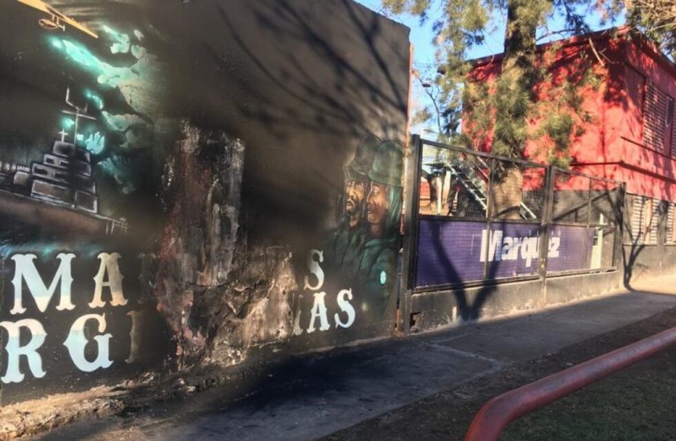 Prendieron fuego un mural de Malvinas en la escuela de fútbol de Newell's