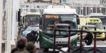 AME8304\u002E RIO DE JANEIRO (BRASIL), 20/08/2019\u002E- Miembros de la policía se aproximan al autobús con pasajeros que fue secuestrado por un hombre posteriormente abatido por un francotirador este martes, en Río de Janeiro (Brasil)\u002E Un francotirador de la Policía de elite de la ciudad brasileña de Río de Janeiro abatió al secuestrador que mantenía este martes como rehenes a los ocupantes de un autobús y las autoridades lograron liberarlos\u002E De acuerdo con un informe preliminar de la Policía Militarizada (PM) en el lugar de los hechos, el hombre enmascarado, que estaba armado, murió cuando era trasladado en un ambulancia para un hospital próximo\u002E EFE/ Antonio Lacerda