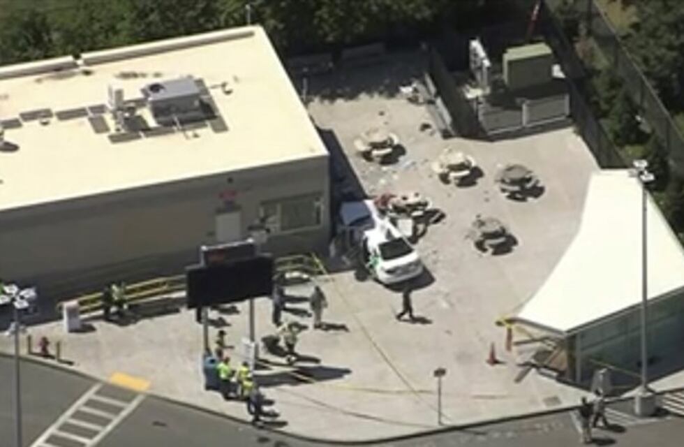 Un auto atropelló a un grupo de personas cerca del aeropuerto de Boston: más de 10 heridos