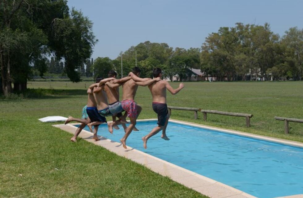 Piletas de natación para menores del Complejo Esperanza con buena conducta