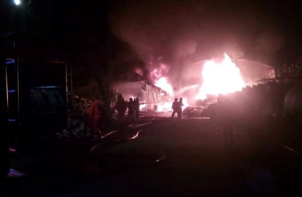 Se incendió un depósito de plásticos reciclables en Freyre