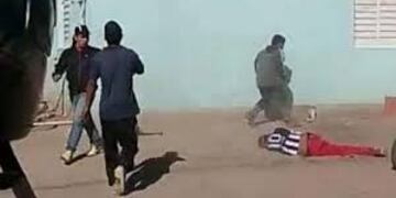 El sujeto quedó tendido en el piso tras la pedrada que sufrió\u002E