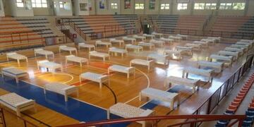 Colocaron camas en polideportivos de Eldorado para casos de emergencia
