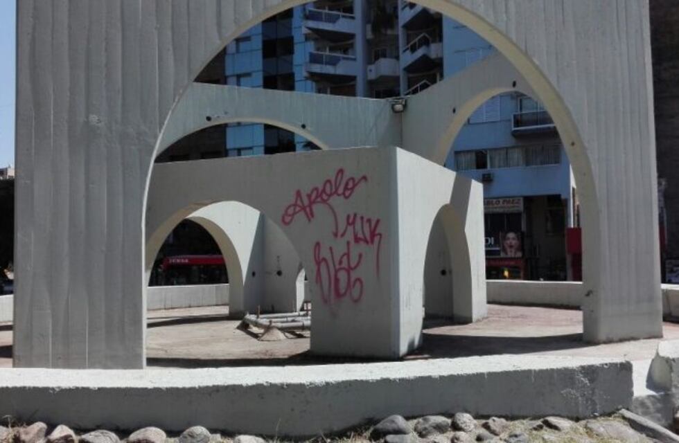 Vandalismo: ahora fue el turno de la plaza Italia