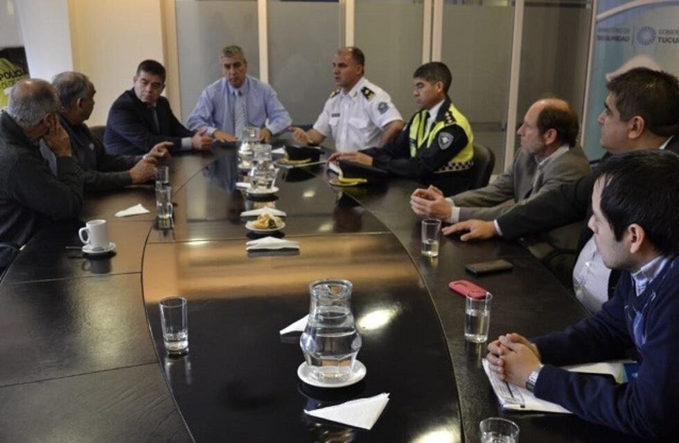 El secretario de Seguridad, Luis Ibáñez recibió a taxistas para redoblar controles de seguridad