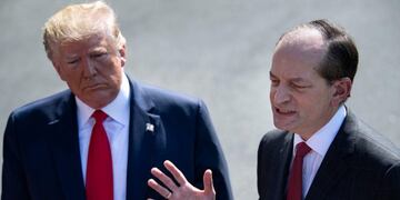 Donald Trump y Alex Acosta (AFP)