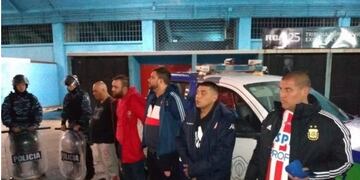 Detienen a barras de Union que intentaron colarse en cancha de Racing\u002E  (Twitter)