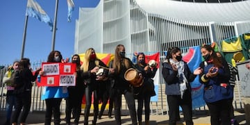 Protesta de jardines maternales frente a la Legislatura de Córdoba\u002E