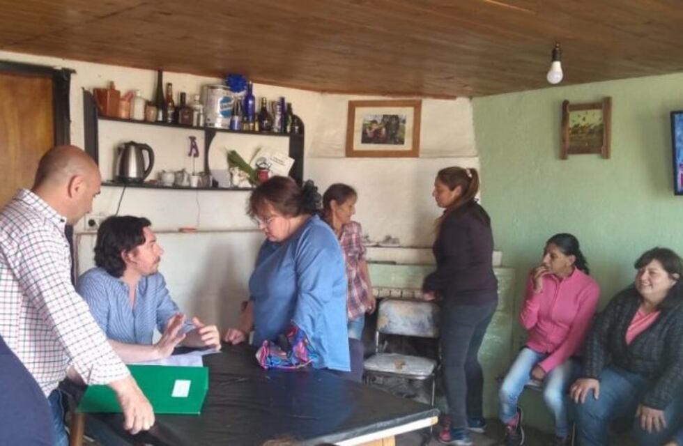 Informan a vecinos del Barrio los Álamos sobre Tarifa Social Eléctrica