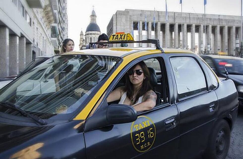 Insólito: a una taxista le hicieron una multa por usar camisa sin mangas