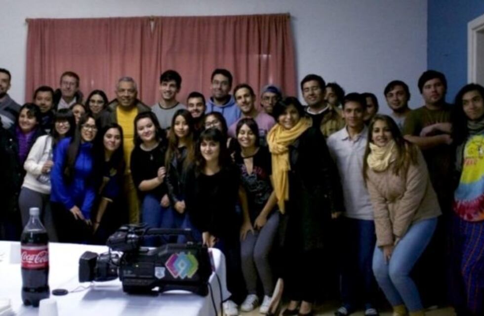 Cañadón Seco: entregan alimentos y productos de primera necesidad para estudiantes universitarios