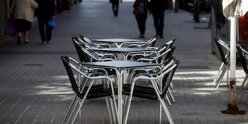 -FOTODELDÍA-GRAFCAT3080\u002E BARCELONA, 15/10/2020\u002E- Aspecto de una terraza de un restaurante del barrio de la Barceloneta de Barcelona, este jueves, a la espera de que mañana entre en vigor el cierre de bares y restaurantes durante 15 días y las nuevas restricciones de aforo en centros comerciales, comercios, gimnasios, teatros y cines que ha aprobado el gobierno catalán para intentar contener los contagios de coronavirus\u002E EFE/Quique García