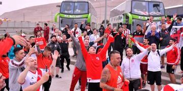 Hinchas de River que viajaron en micro a Perú (Foto: Maxi Failla)