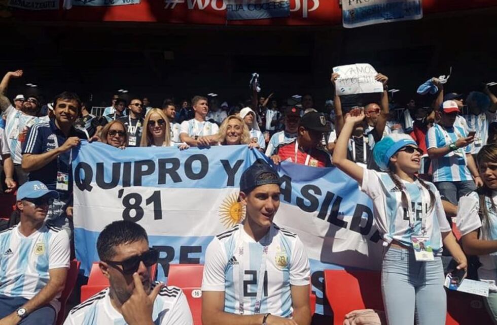 Casilda dijo presente en Rusia con una bandera de apoyo a Sampaoli y Armani