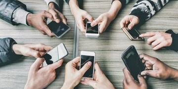 Adicción al celular (Foto: web)\u002E