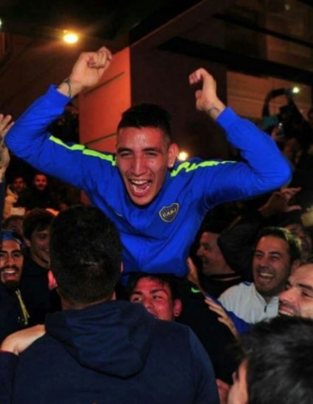 Festejo alocado de Ricardo Centurión tras el título de Boca\u002E