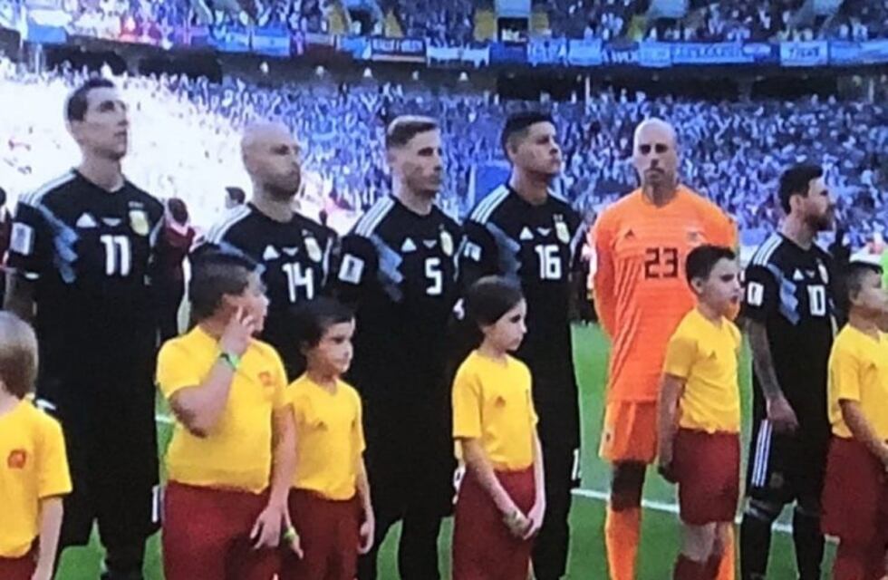La particular posición en la que Willy Caballero cantó el Himno